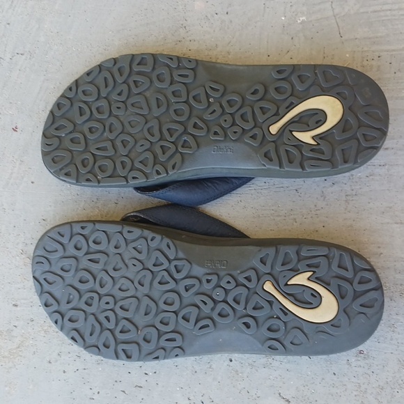 OluKai Black Sandals Sleek Modern Design - Picture 4 of 5